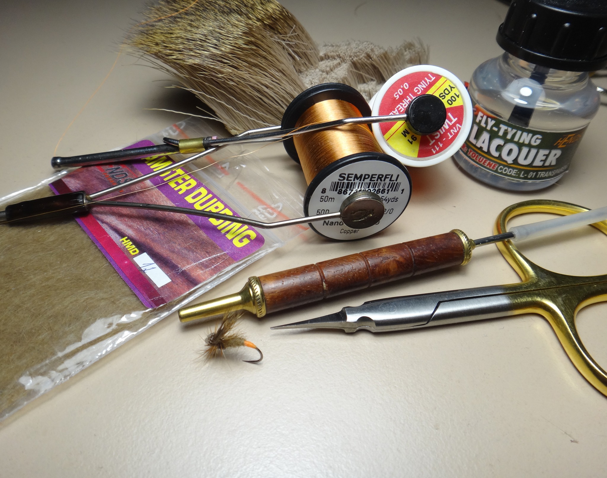 caddis-parachute-hot-but-materials-1 Caddis Parachute Hot But - Д-р Мишо Пенков