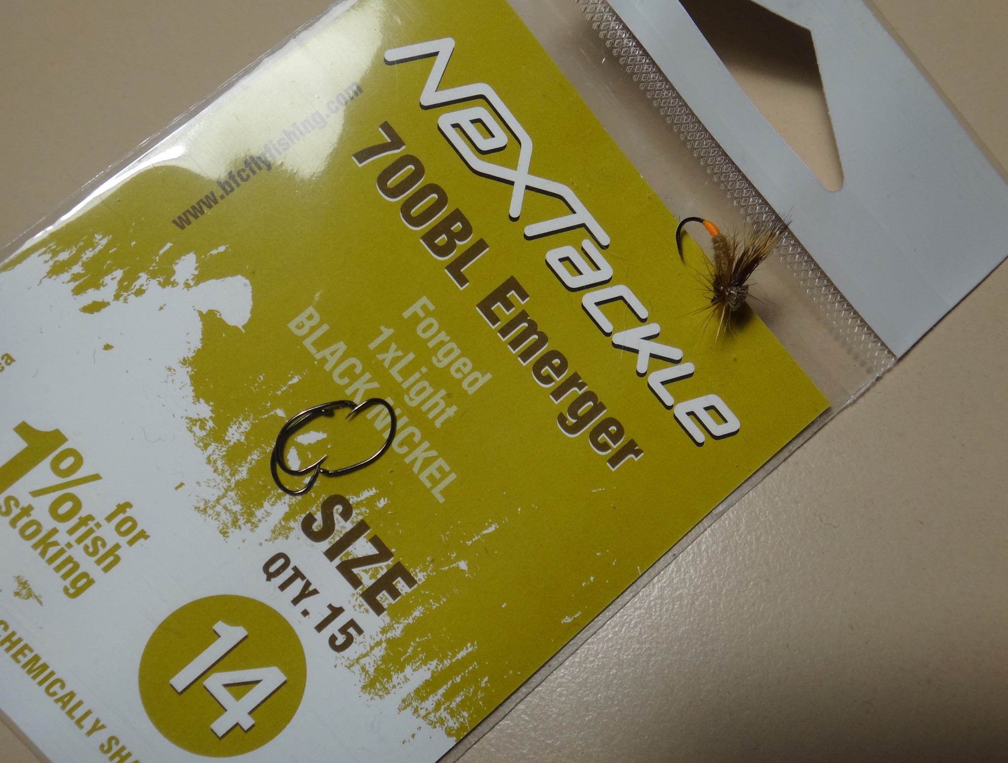 caddis-parachute-hot-but-materials-2 Caddis Parachute Hot But - Д-р Мишо Пенков