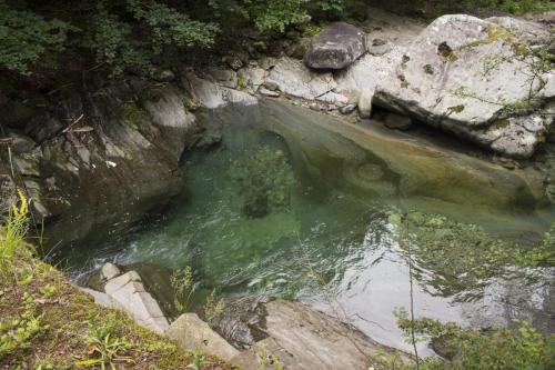 flyfishing-with-friends-in-mountain-15
