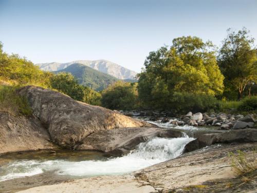 flyfishing-with-friends-in-mountain-17