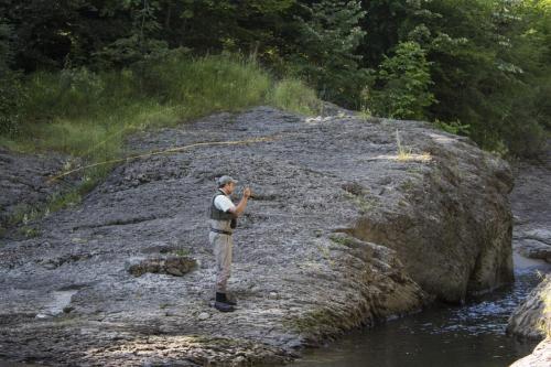 flyfishing-with-friends-in-mountain-18