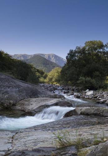 flyfishing-with-friends-in-mountain-26