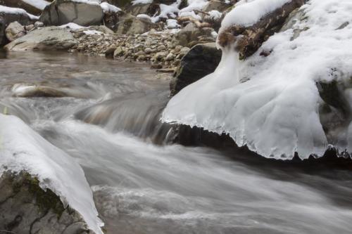 ice-fly-fishing-in-mountain-06