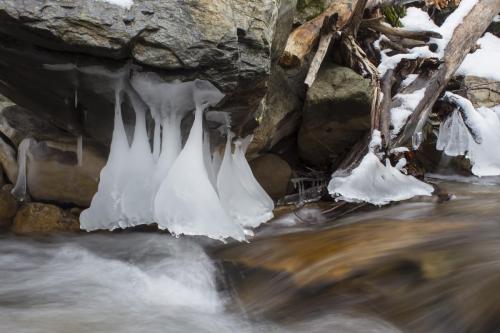 ice-fly-fishing-in-mountain-08
