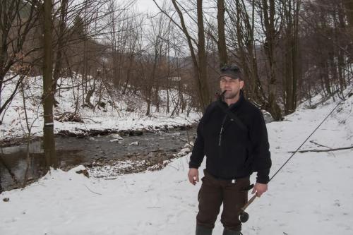 ice-fly-fishing-in-mountain-18
