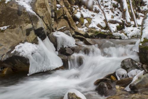 ice-fly-fishing-in-mountain-19