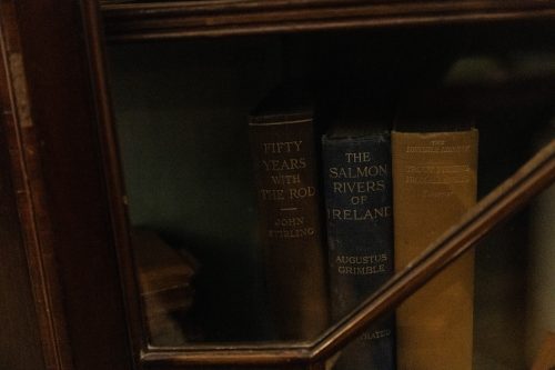 Стари книги за мухарски риболов в Kylemore Abbey