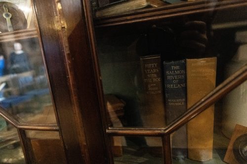 Стари книги за мухарски риболов в Kylemore Abbey