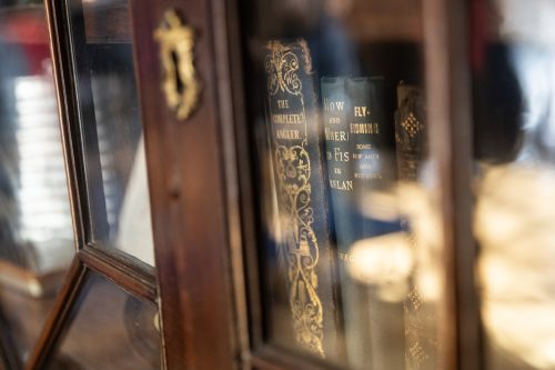 Стари книги за мухарски риболов в Kylemore Abbey